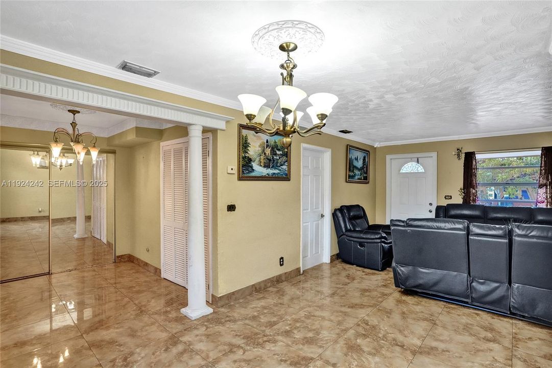 На продажу: $570,000 (4 спален, 2 ванн, 1847 Квадратных фут)