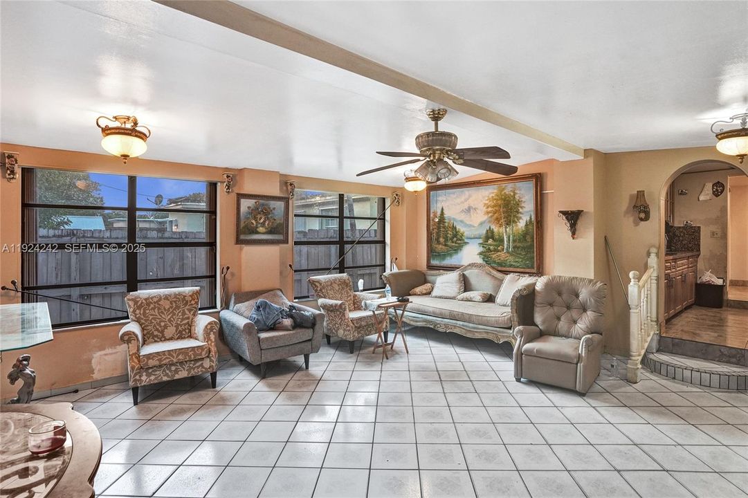 На продажу: $570,000 (4 спален, 2 ванн, 1847 Квадратных фут)