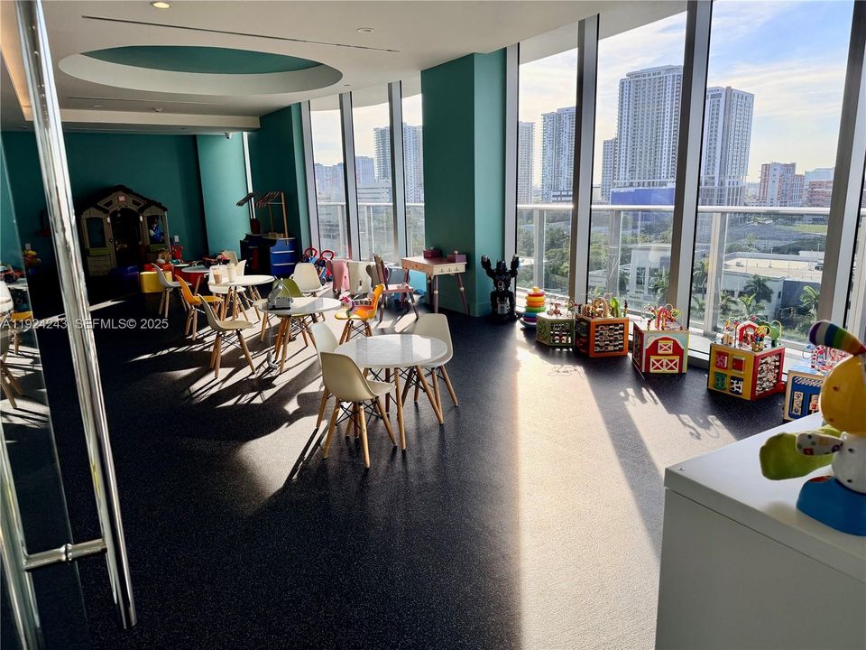 В аренду: $7,100 (3 спален, 3 ванн, 1592 Квадратных фут)