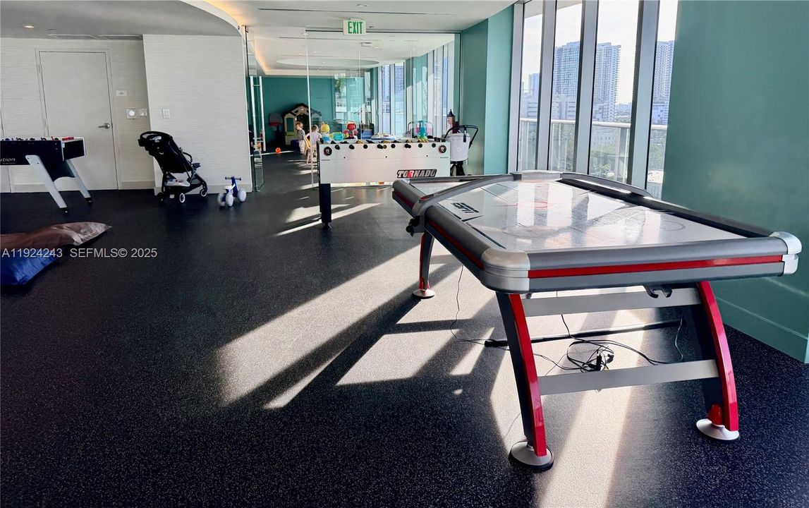 В аренду: $7,100 (3 спален, 3 ванн, 1592 Квадратных фут)