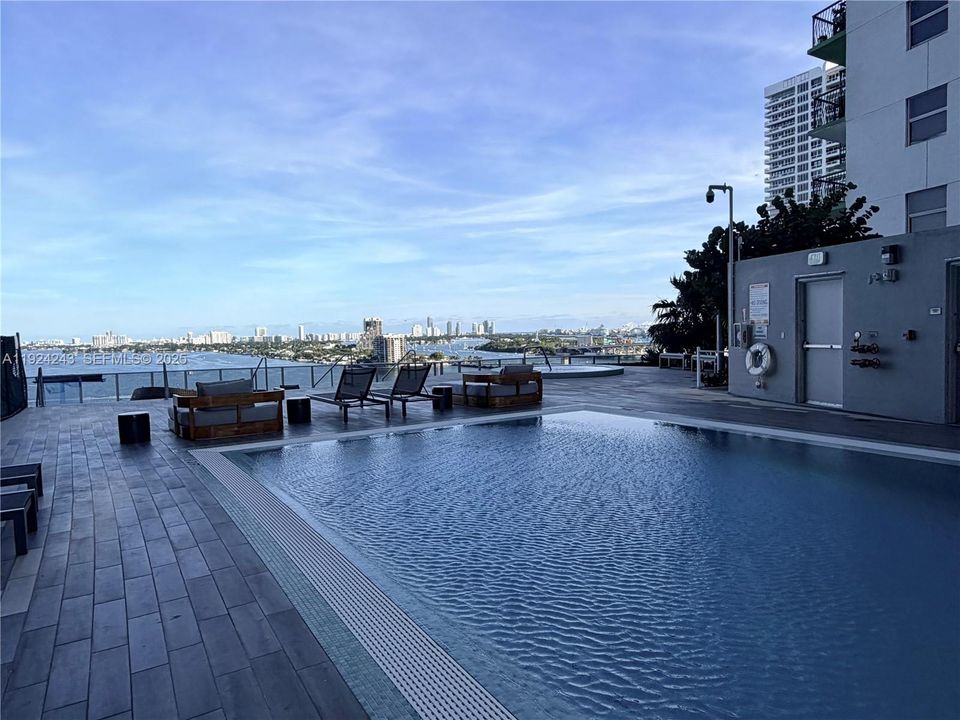 В аренду: $7,100 (3 спален, 3 ванн, 1592 Квадратных фут)