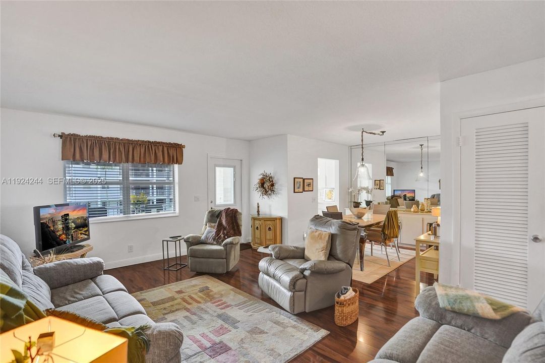 En Venta: $250,000 (2 camas, 2 baños, 1000 Pies cuadrados)