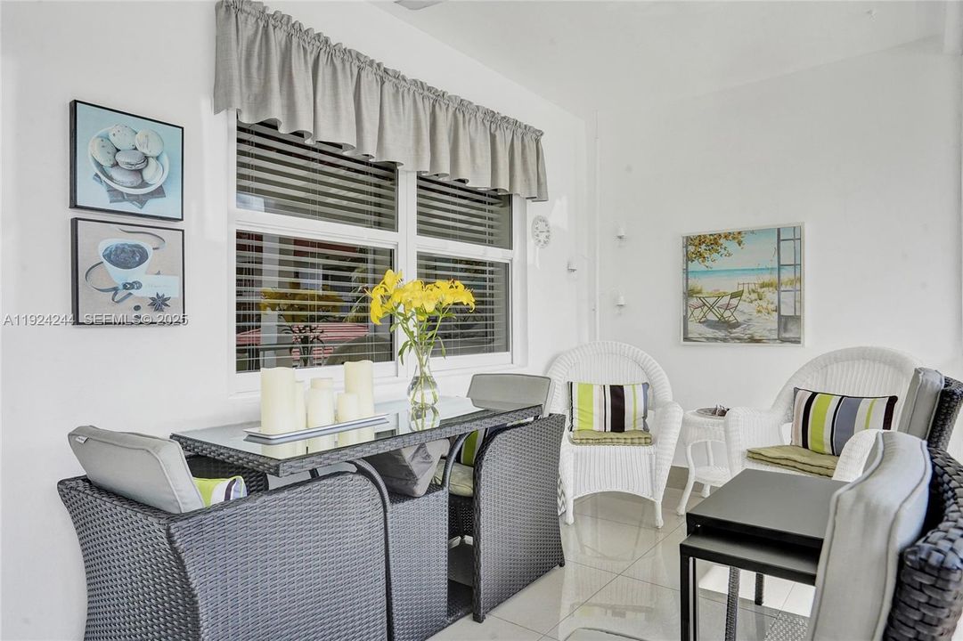 En Venta: $250,000 (2 camas, 2 baños, 1000 Pies cuadrados)