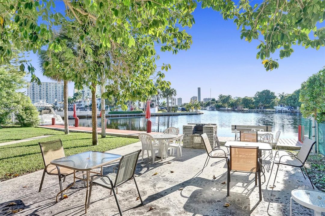 En Venta: $250,000 (2 camas, 2 baños, 1000 Pies cuadrados)