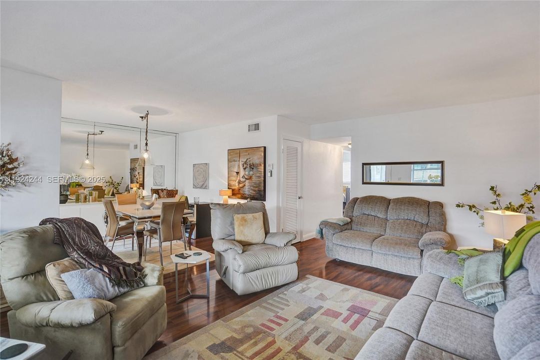 En Venta: $250,000 (2 camas, 2 baños, 1000 Pies cuadrados)