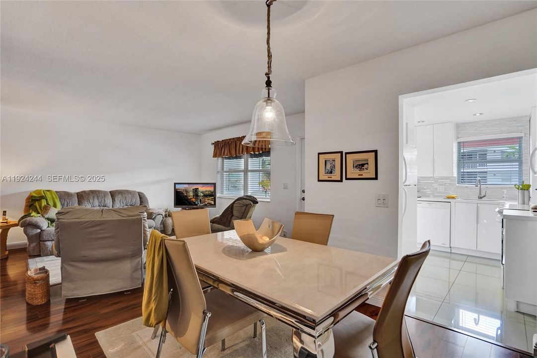 En Venta: $250,000 (2 camas, 2 baños, 1000 Pies cuadrados)