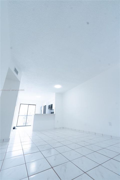 For Rent: $2,300 (2 beds, 2 baths, 812 Square Feet)