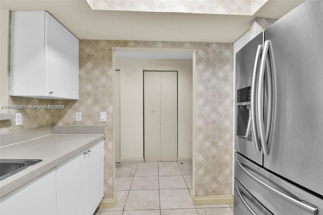 For Rent: $3,950 (1 beds, 1 baths, 960 Square Feet)