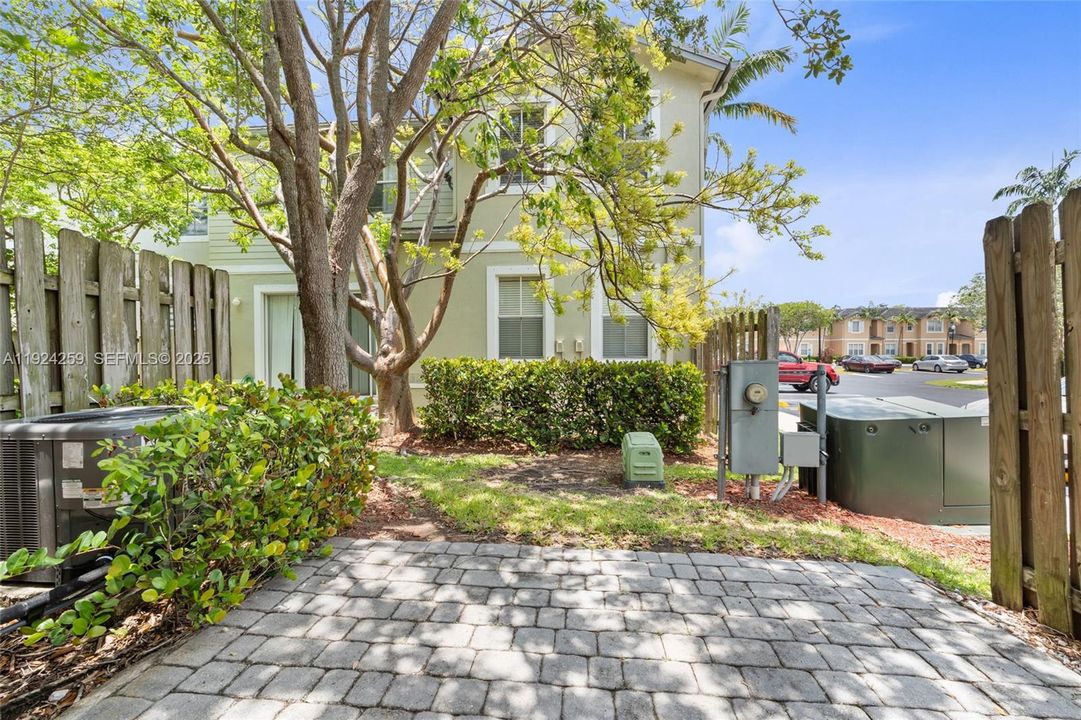 出租: $2,000 (2 贝兹, 2 浴室, 1290 平方英尺)