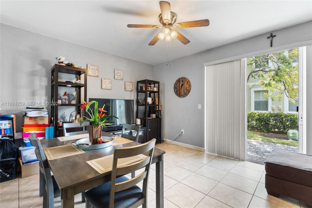 出租: $2,000 (2 贝兹, 2 浴室, 1290 平方英尺)