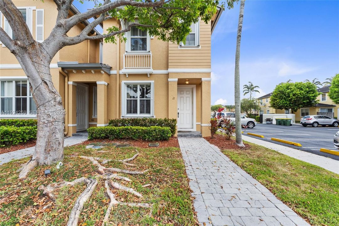 出租: $2,000 (2 贝兹, 2 浴室, 1290 平方英尺)