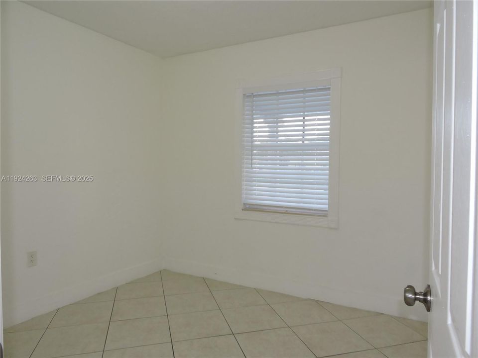 For Rent: $3,800 (3 beds, 1 baths, 1134 Square Feet)