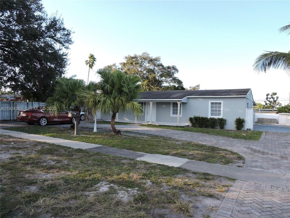 For Rent: $3,800 (3 beds, 1 baths, 1134 Square Feet)