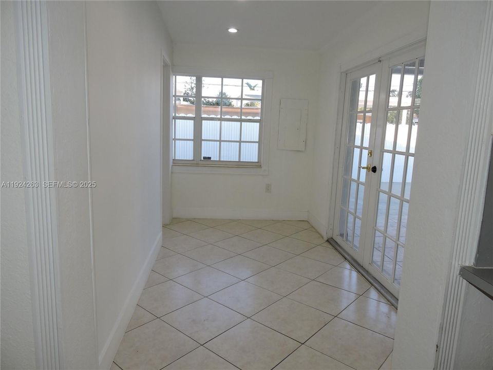 For Rent: $3,800 (3 beds, 1 baths, 1134 Square Feet)