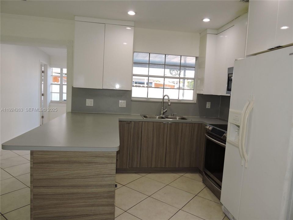 For Rent: $3,800 (3 beds, 1 baths, 1134 Square Feet)