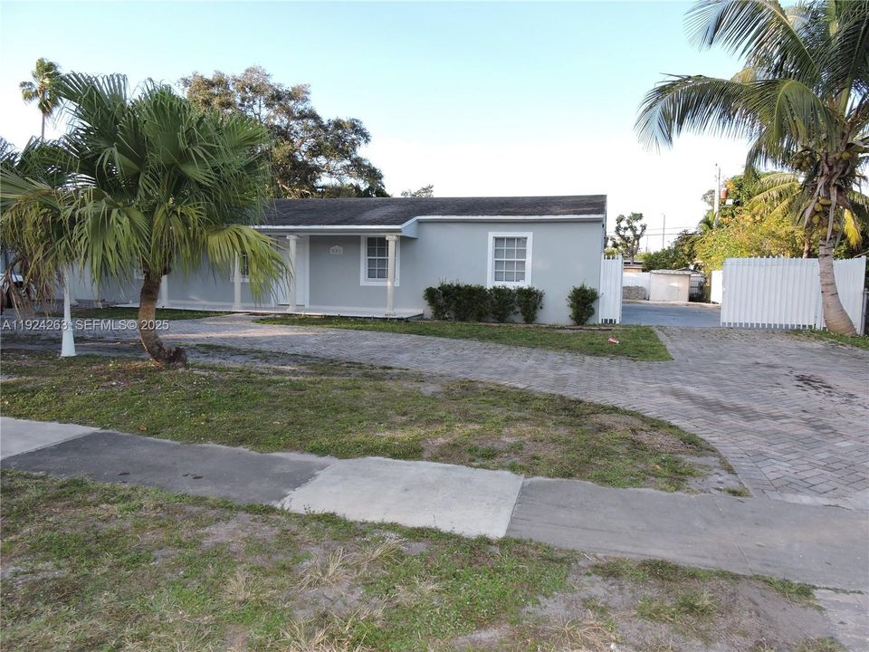 For Rent: $3,800 (3 beds, 1 baths, 1134 Square Feet)