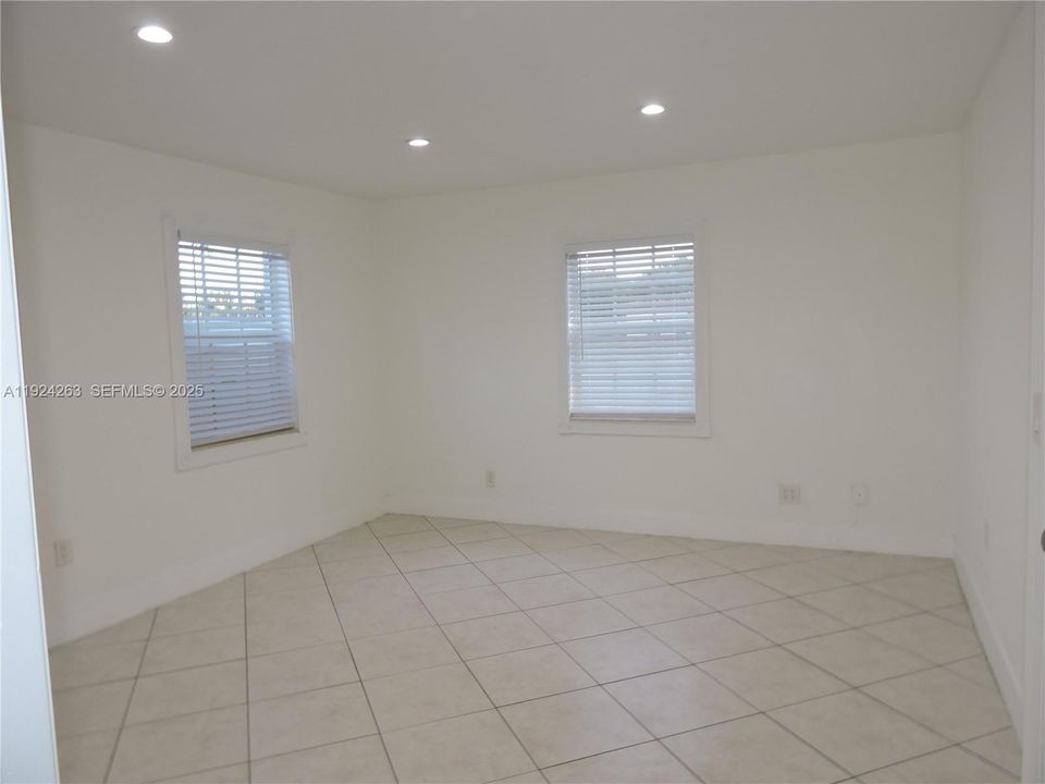 For Rent: $3,800 (3 beds, 1 baths, 1134 Square Feet)
