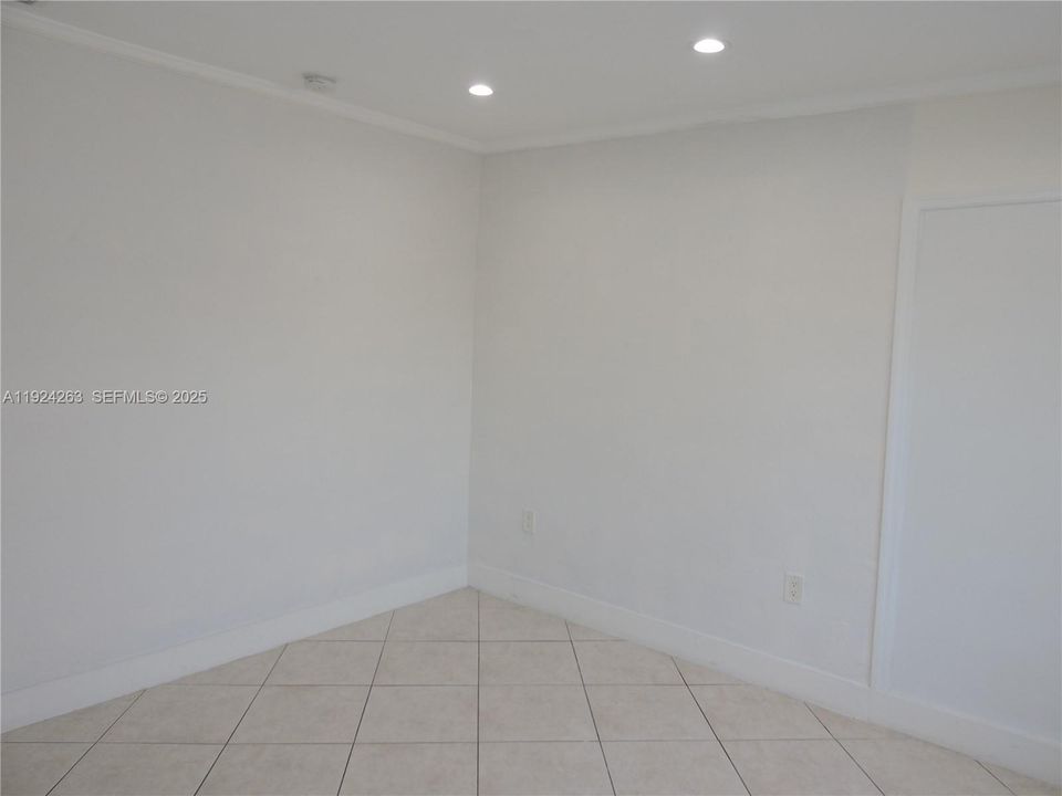 For Rent: $3,800 (3 beds, 1 baths, 1134 Square Feet)