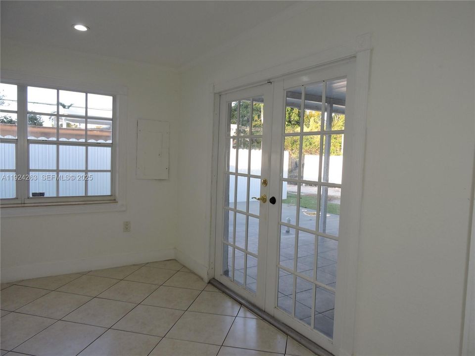 For Rent: $3,800 (3 beds, 1 baths, 1134 Square Feet)