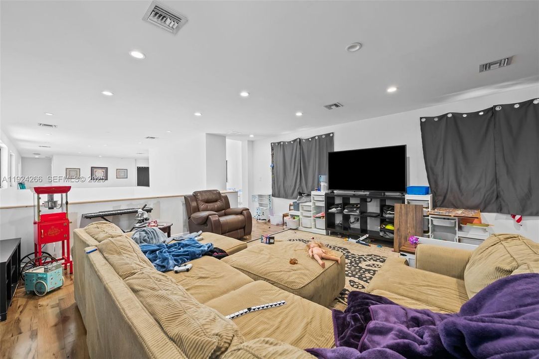 For Sale: $1,625,496 (6 beds, 4 baths, 4447 Square Feet)