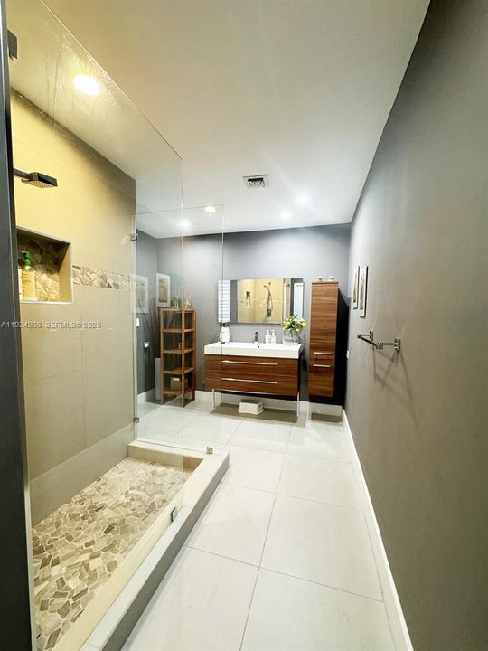 В аренду: $11,500 (5 спален, 4 ванн, 3453 Квадратных фут)