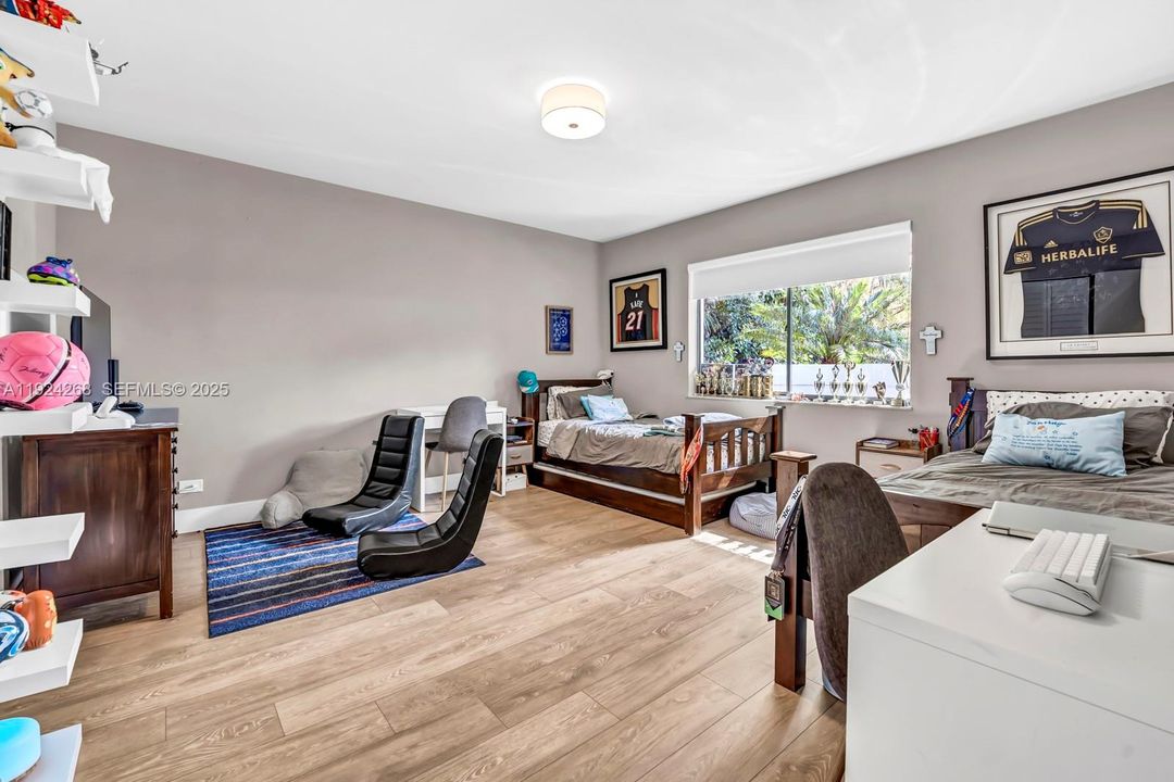 В аренду: $11,500 (5 спален, 4 ванн, 3453 Квадратных фут)