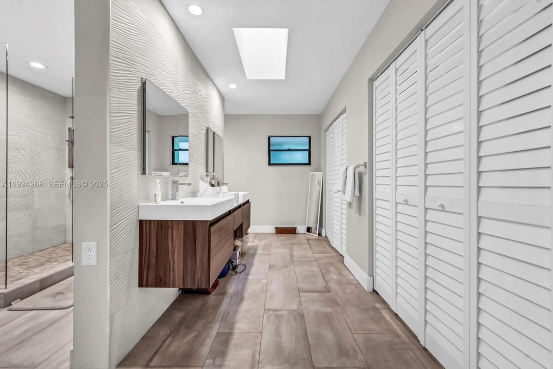 В аренду: $11,500 (5 спален, 4 ванн, 3453 Квадратных фут)