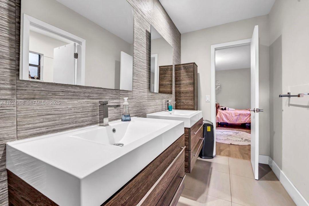 В аренду: $11,500 (5 спален, 4 ванн, 3453 Квадратных фут)