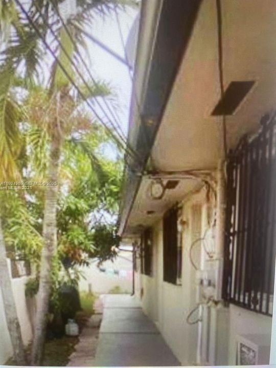 For Rent: $1,800 (1 beds, 1 baths, 870 Square Feet)