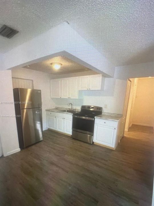 For Rent: $1,800 (1 beds, 1 baths, 870 Square Feet)