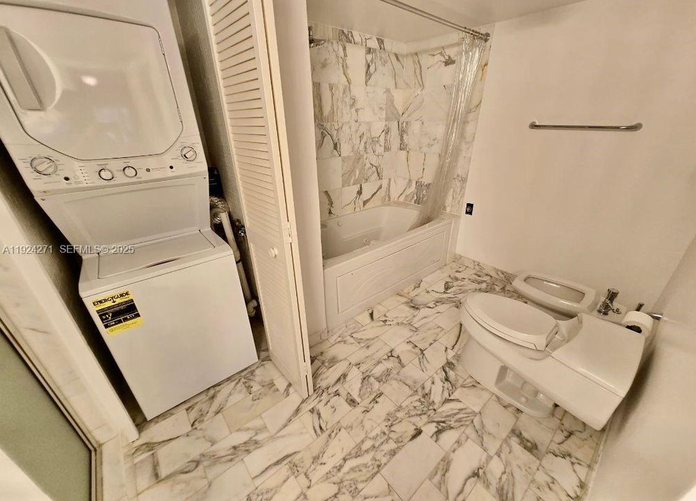 For Sale: $3,500 (1 beds, 2 baths, 1371 Square Feet)