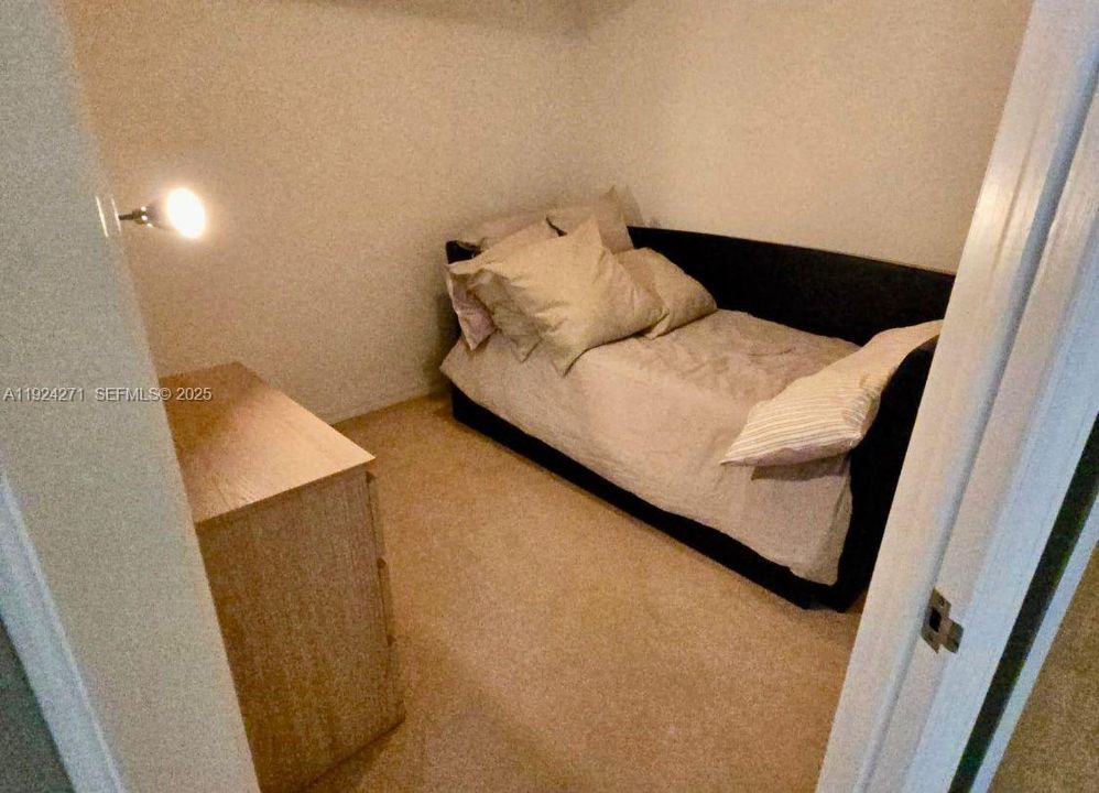 For Sale: $3,500 (1 beds, 2 baths, 1371 Square Feet)