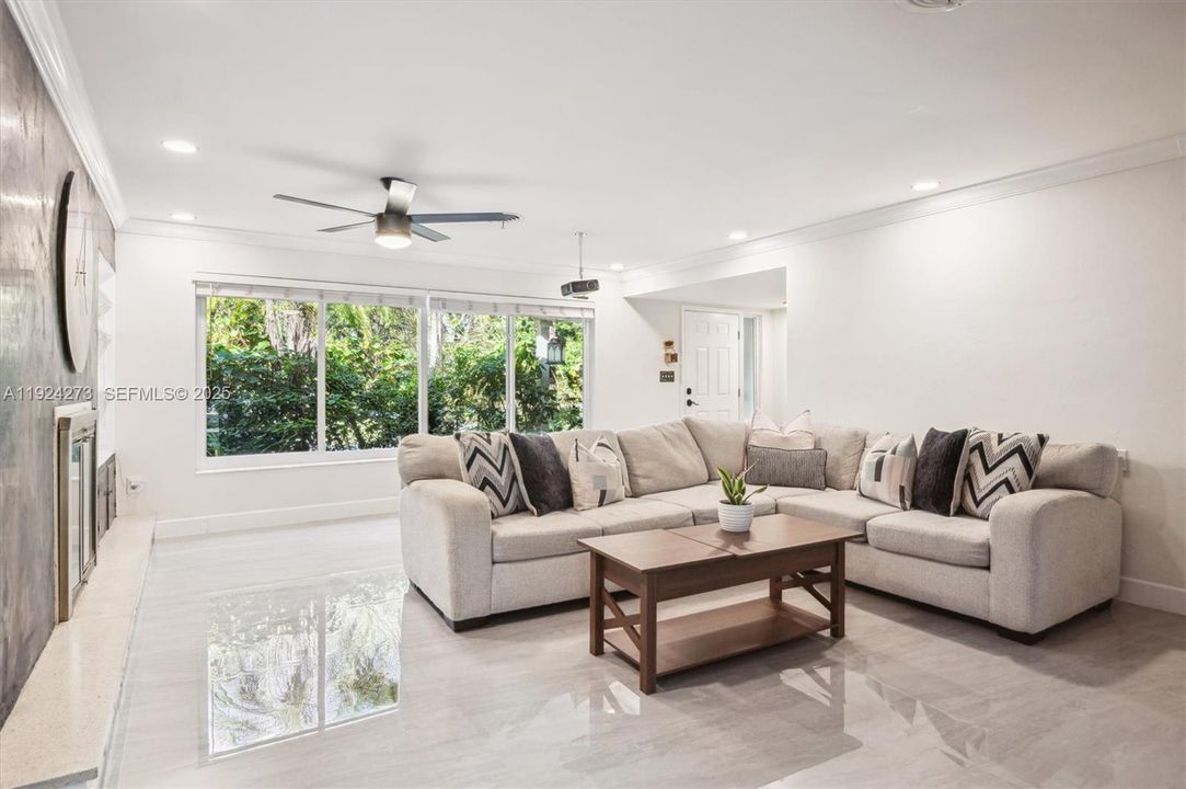 В аренду: $5,000 (4 спален, 2 ванн, 1989 Квадратных фут)