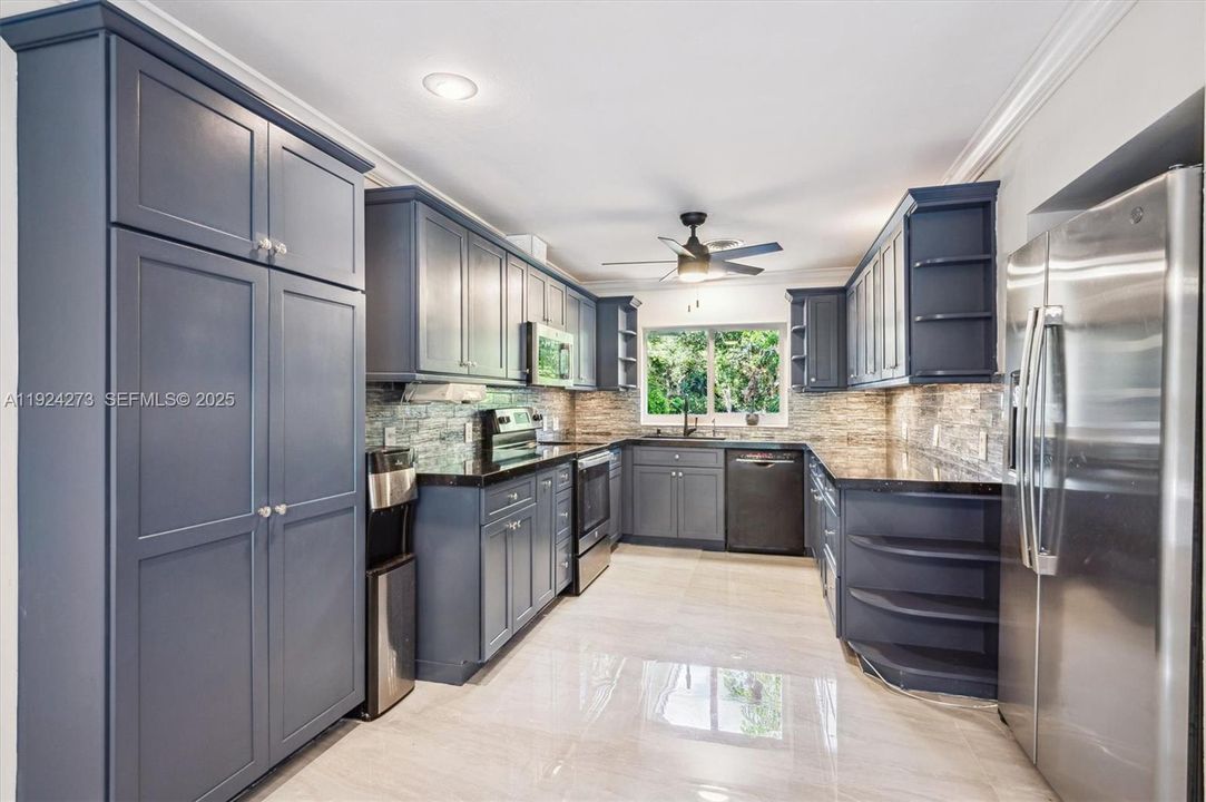 Granite counter, stainless steel appliances