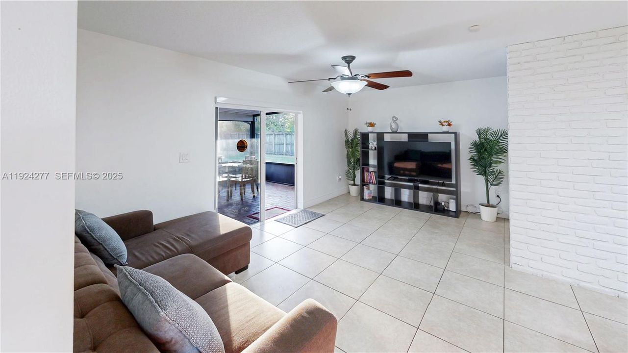 На продажу: $699,900 (4 спален, 2 ванн, 1664 Квадратных фут)