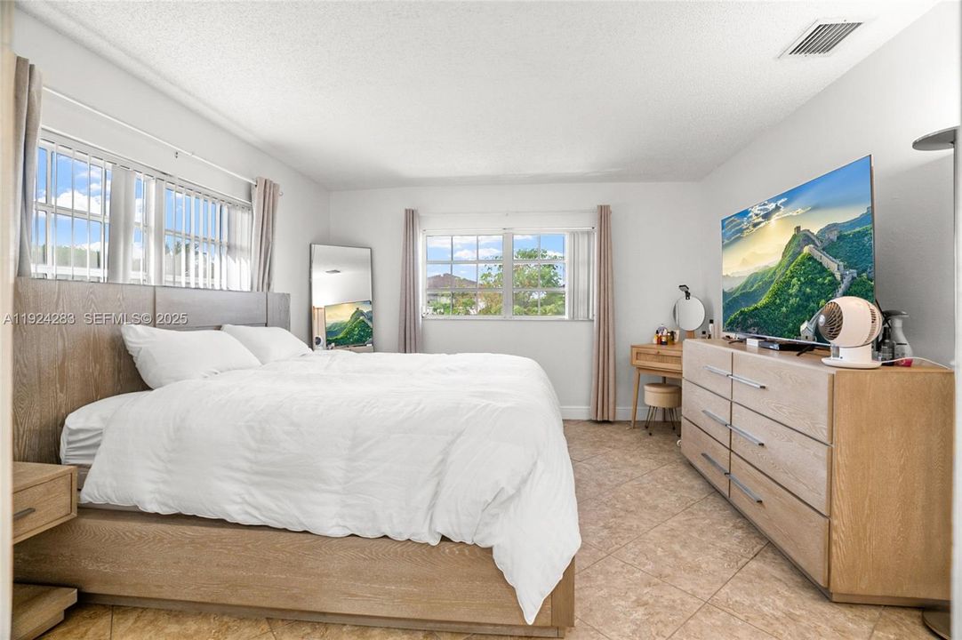 For Sale: $390,000 (2 beds, 2 baths, 1057 Square Feet)