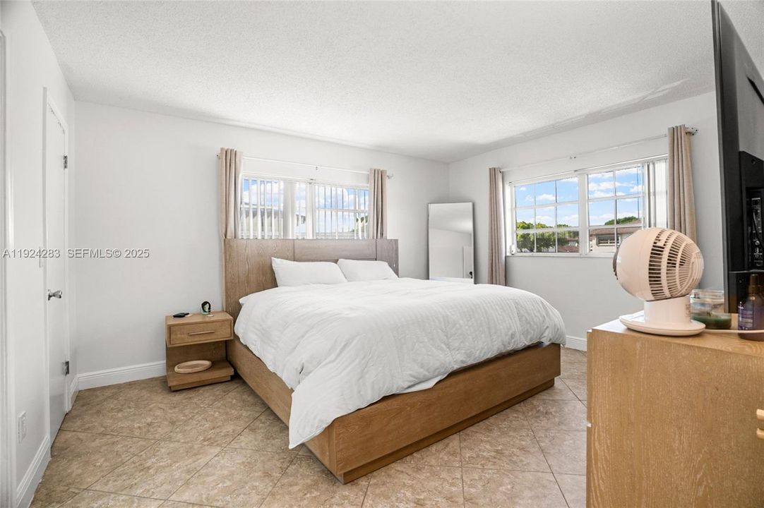 For Sale: $390,000 (2 beds, 2 baths, 1057 Square Feet)