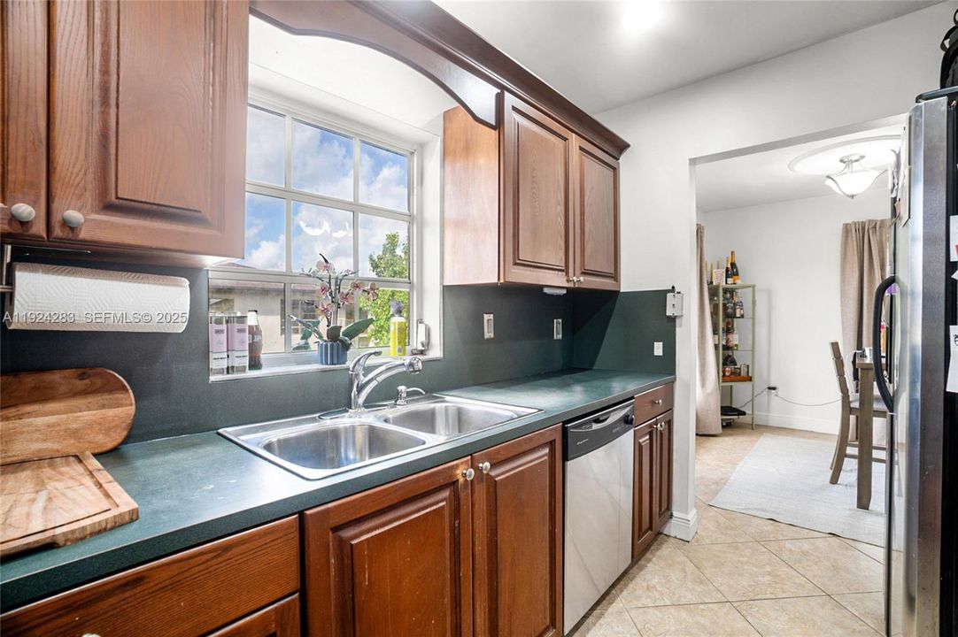 For Sale: $390,000 (2 beds, 2 baths, 1057 Square Feet)