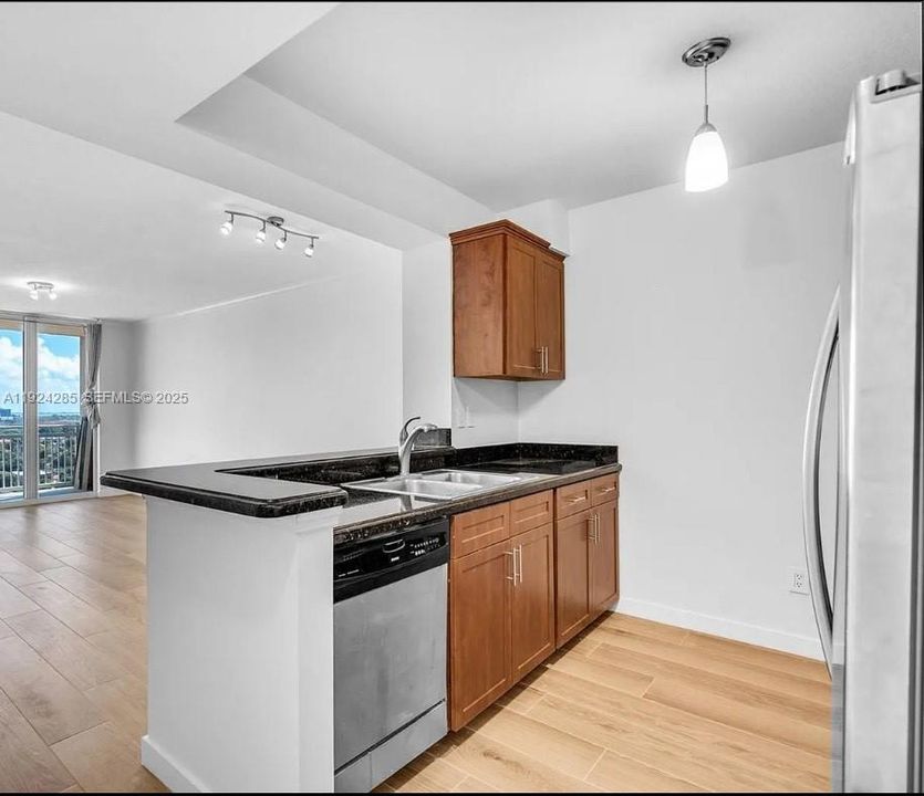 出租: $2,350 (1 贝兹, 1 浴室, 711 平方英尺)