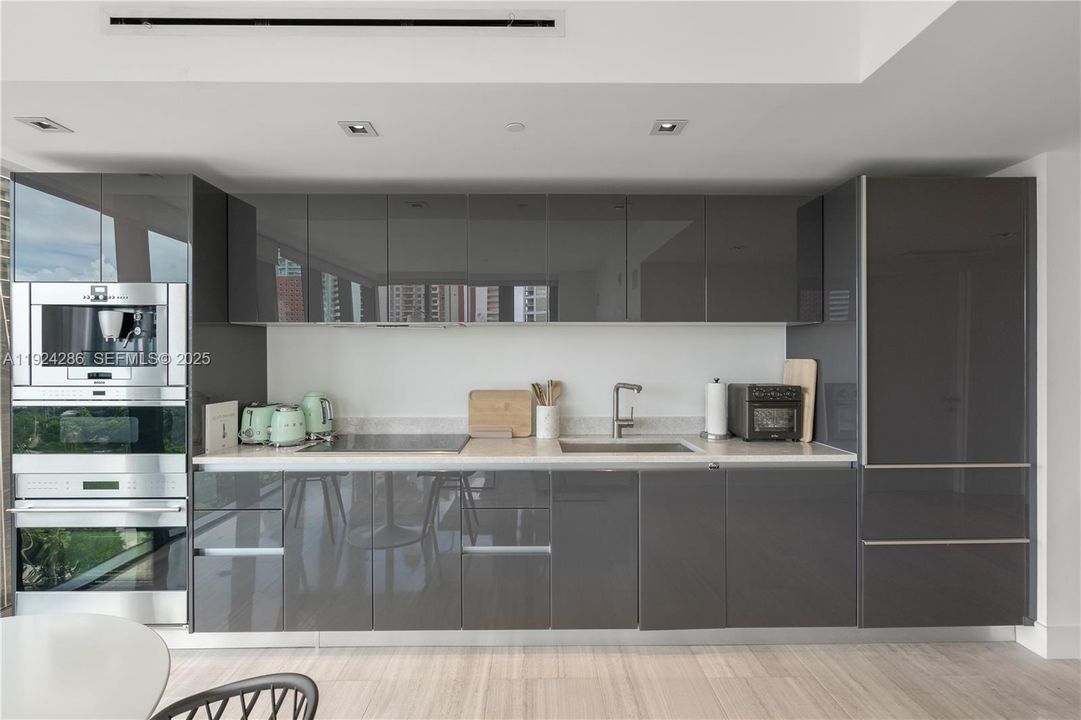 For Rent: $5,400 (1 beds, 1 baths, 735 Square Feet)