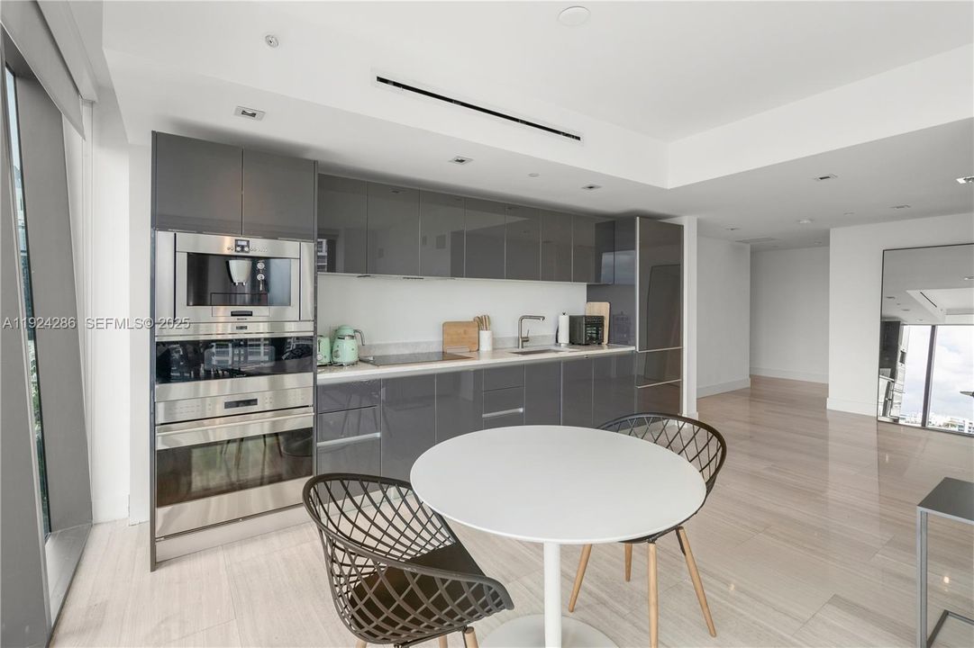 For Rent: $5,400 (1 beds, 1 baths, 735 Square Feet)