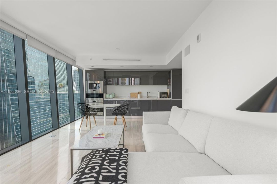 For Rent: $5,400 (1 beds, 1 baths, 735 Square Feet)