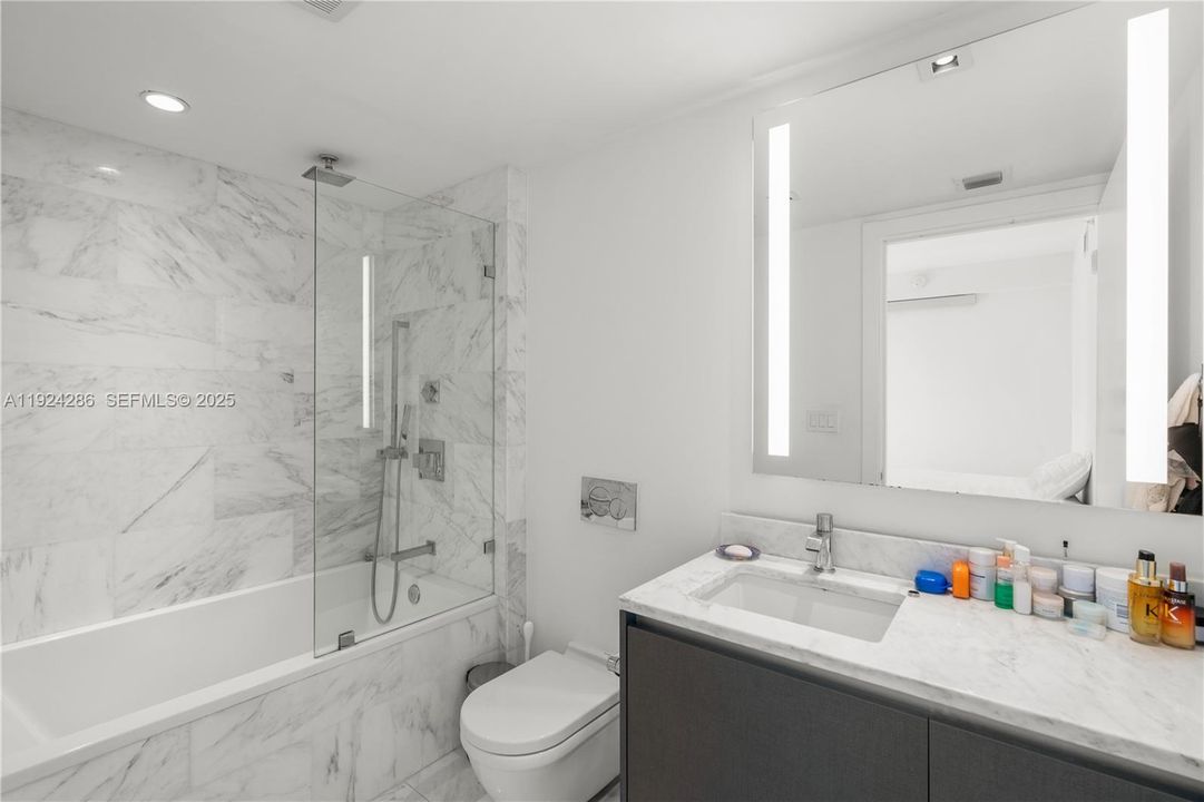 For Rent: $5,400 (1 beds, 1 baths, 735 Square Feet)