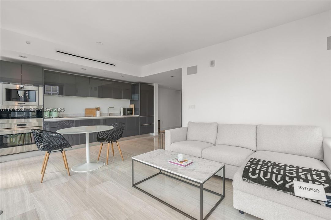 For Rent: $5,400 (1 beds, 1 baths, 735 Square Feet)