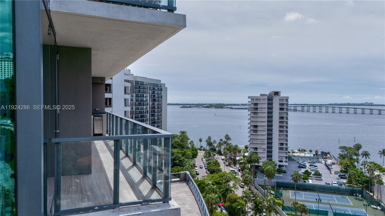 For Rent: $5,400 (1 beds, 1 baths, 735 Square Feet)