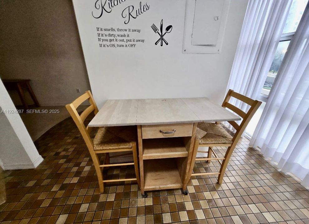 出租: $3,500 (1 贝兹, 2 浴室, 1371 平方英尺)