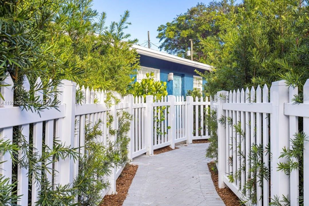 For Rent: $2,725 (2 beds, 1 baths, 500 Square Feet)