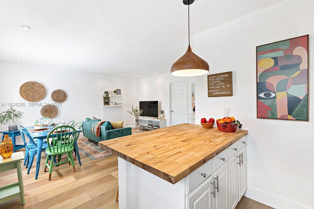 For Rent: $2,725 (2 beds, 1 baths, 500 Square Feet)