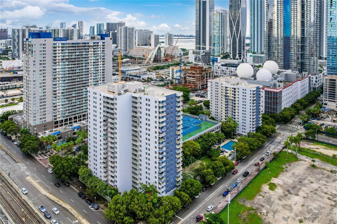 residents can enjoy a variety of restaurants & shopping options within walking distance.