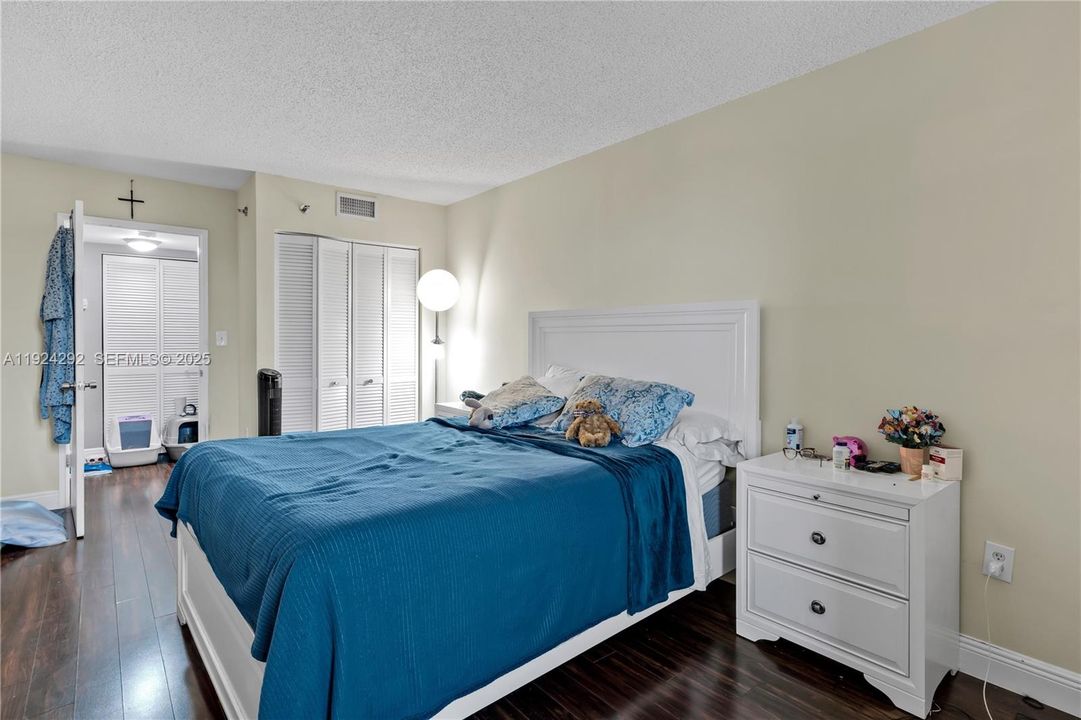 For Sale: $329,900 (2 beds, 2 baths, 914 Square Feet)